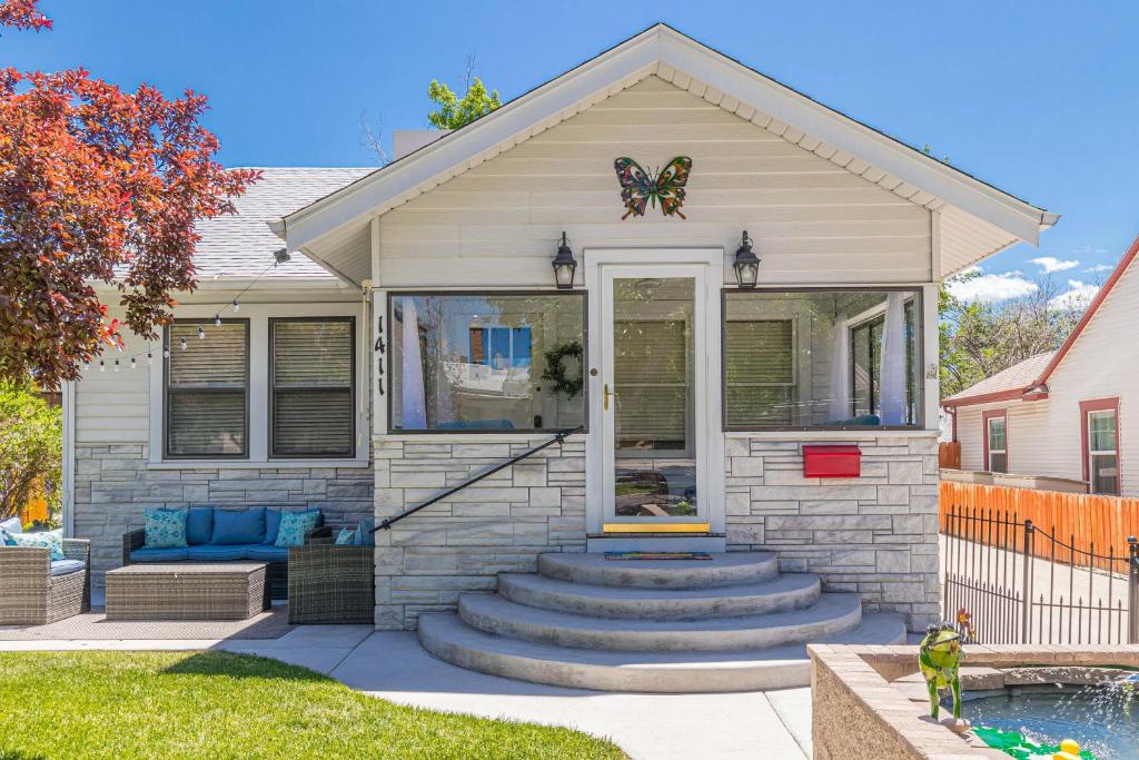 Butterfly House In town oasis with the comforts of home, Grand