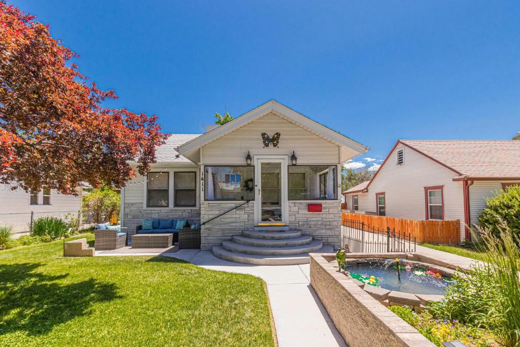 Butterfly House In town oasis with the comforts of home, Grand