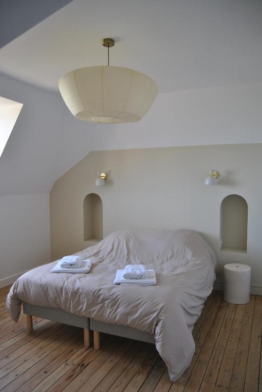 a bedroom with a bed with two towels on it at La Source - Villa wissantaise in Wissant