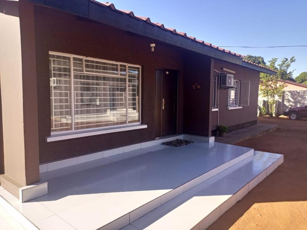 una casa con una gran ventana delante de ella en Kasuda three bedrooms house in Livingstone, en Livingstone