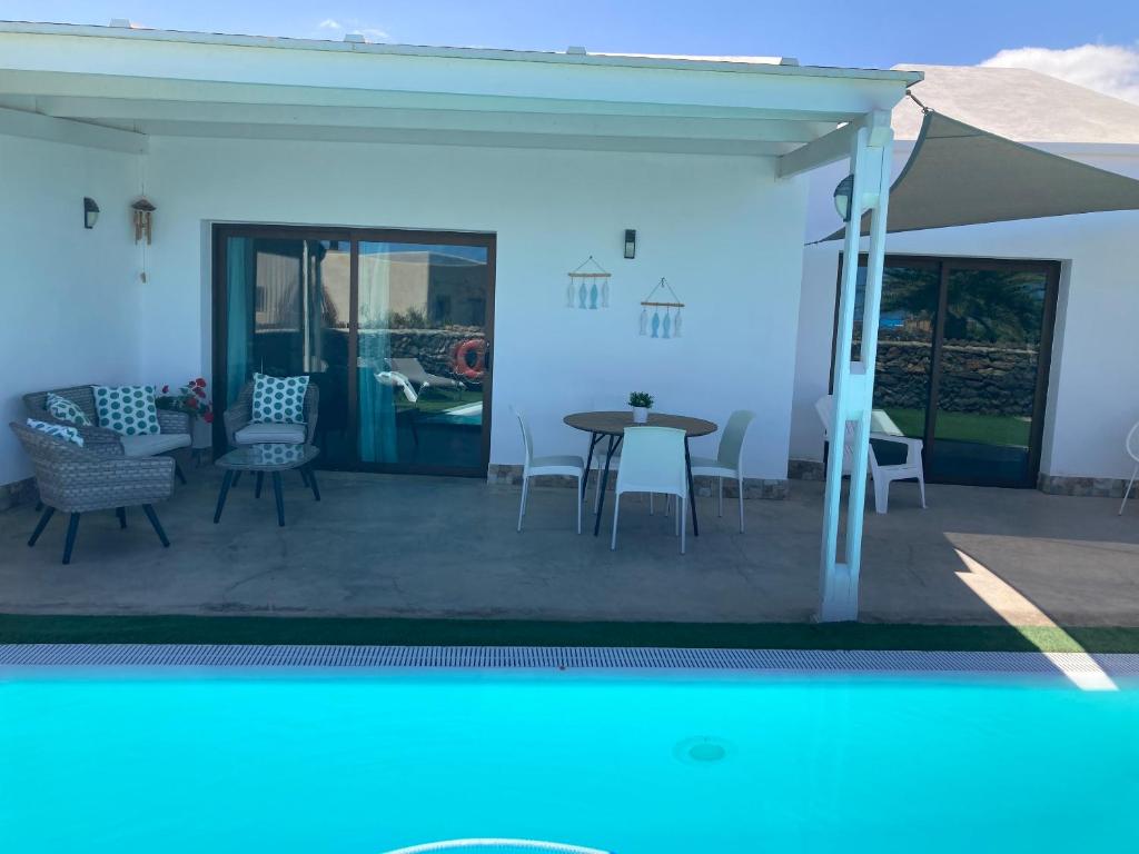 Bazén v ubytování Seaside Villa in El Roque (El Cotillo) with Private Pool nebo v jeho okolí