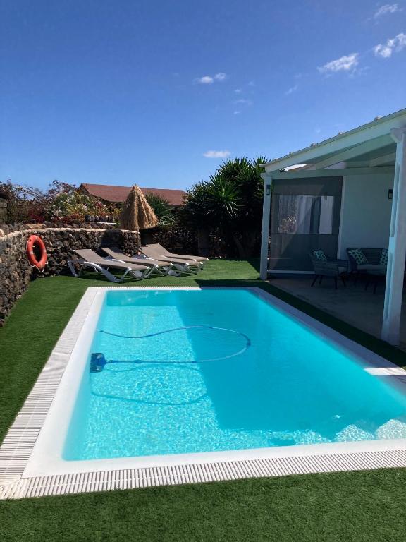 Bazén v ubytování Seaside Villa in El Roque (El Cotillo) with Private Pool nebo v jeho okolí
