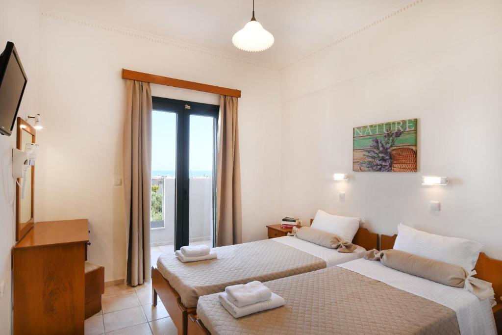 En eller flere senge i et værelse på Aspri Petra Apartments