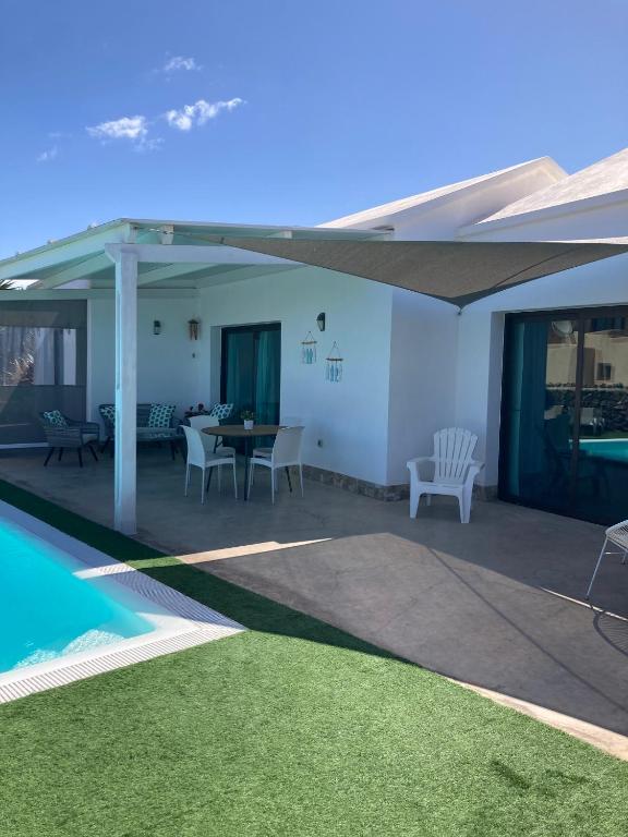Bazén v ubytování Seaside Villa in El Roque (El Cotillo) with Private Pool nebo v jeho okolí