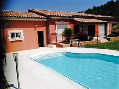 a swimming pool in front of a house at villa Soleil 3chambres piscine in Lagorce