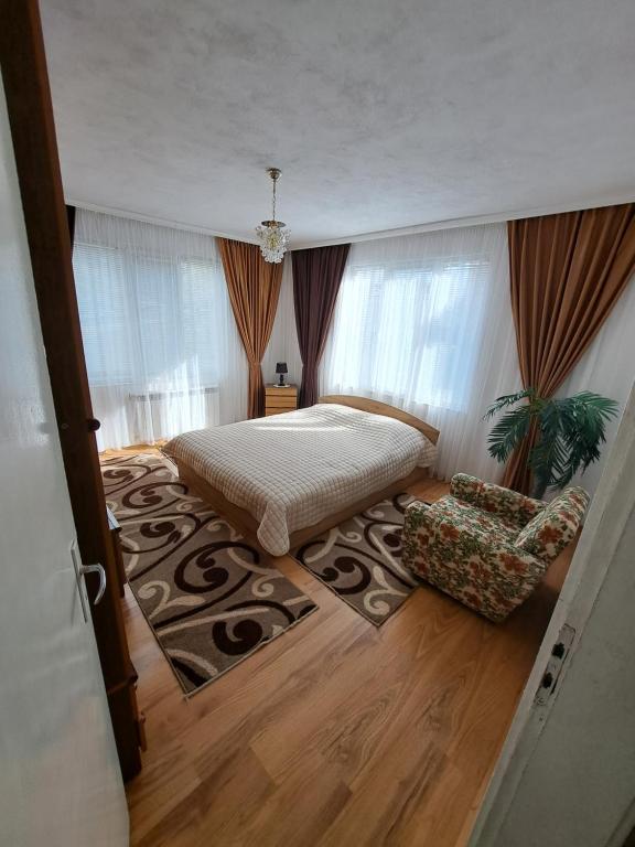 Un pat sau paturi într-o cameră la Къща за гости Жани