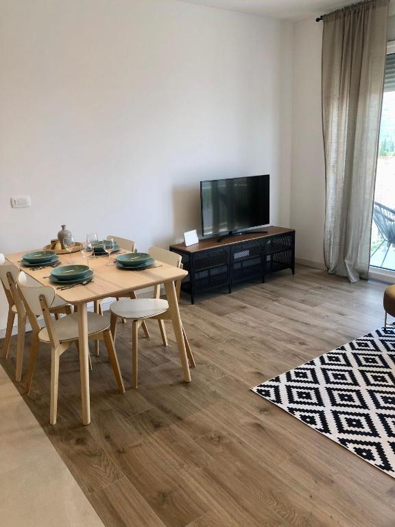Televízia a/alebo spoločenská miestnosť v ubytovaní Sea & Sun