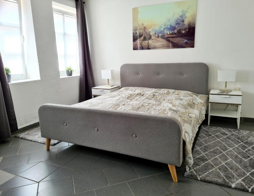 1 dormitorio con 1 cama y una pintura en la pared en Ferienwohnung Till, en Mölln
