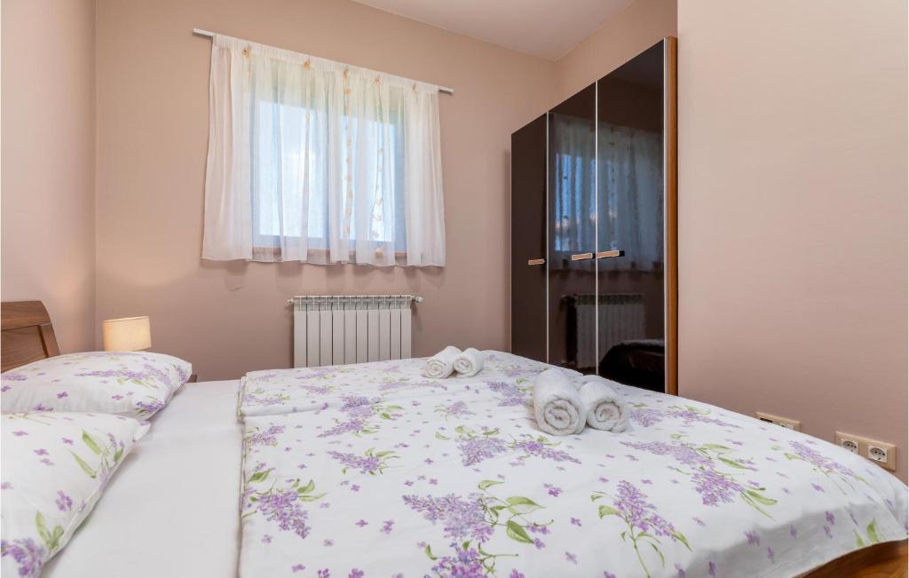Łóżko lub łóżka w pokoju w obiekcie Lovely Home In Rovinj With Wifi