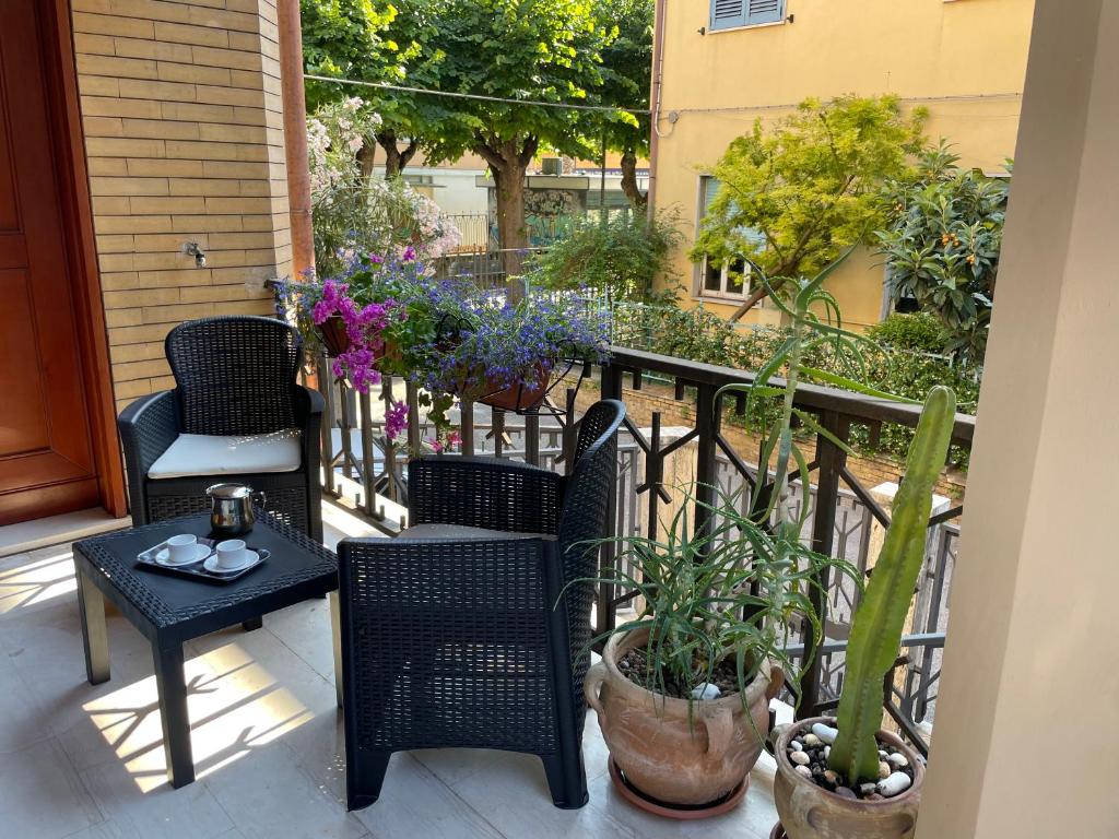 une terrasse couverte avec 2 chaises, une table et des plantes dans l'établissement Andrew’s House, à Ortona