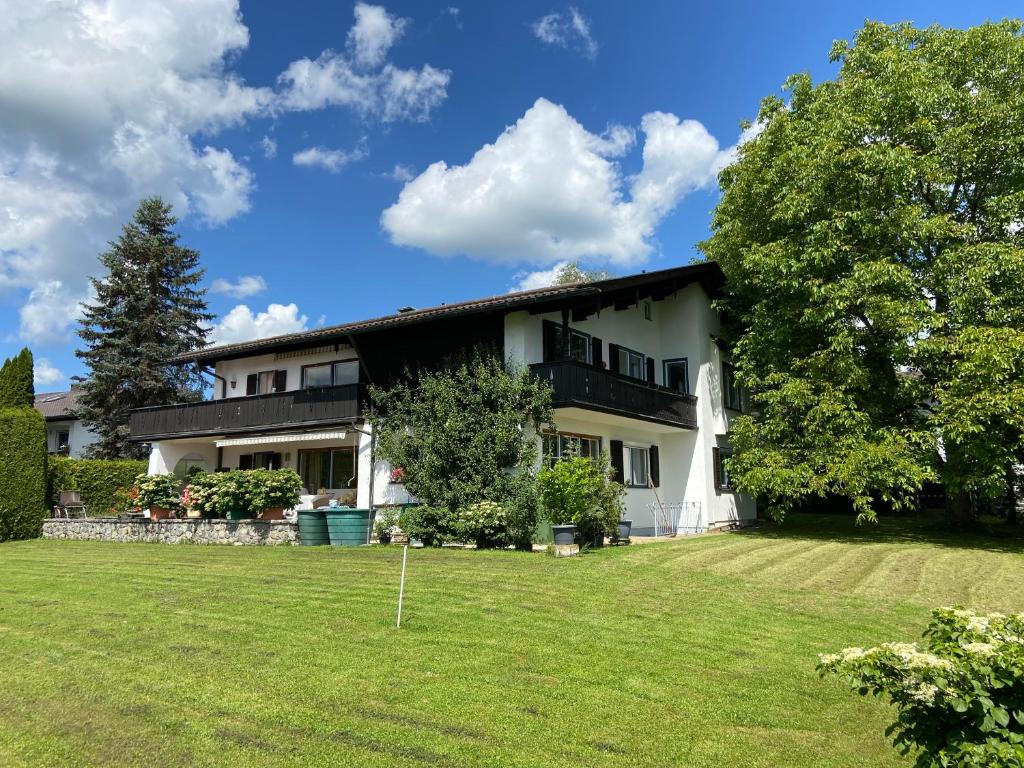 a house with a large yard in front of it at Ferienwohnung Sonnenaufgang Bad Tölz in Bad Tölz