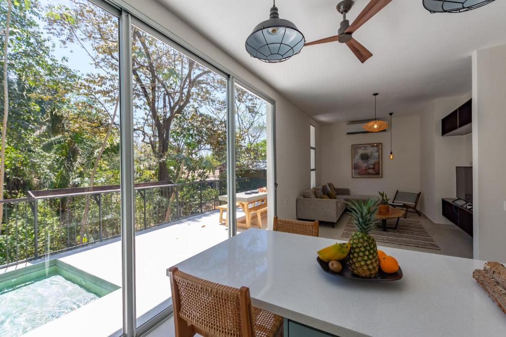 uma cozinha e sala de estar com grandes janelas de vidro em Villa Venus em Santa Teresa