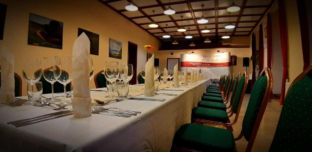 Reštaurácia alebo iné gastronomické zariadenie v ubytovaní Hotel Kapos