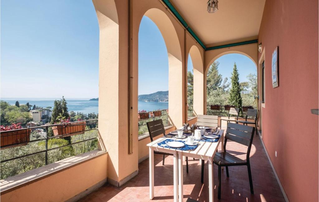 een balkon met een tafel en stoelen en uitzicht bij La Casa Rossa in Rapallo