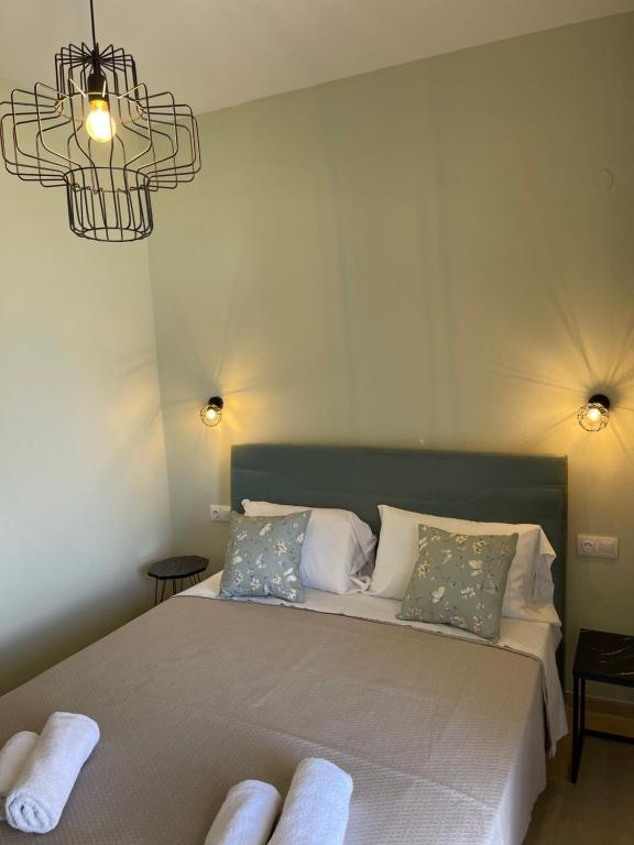 מיטה או מיטות בחדר ב-Garden View Apartments by nikolis