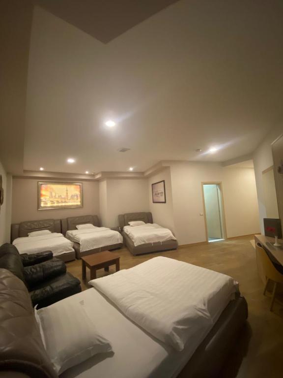 Postel nebo postele na pokoji v ubytování Park Hotel Tirana