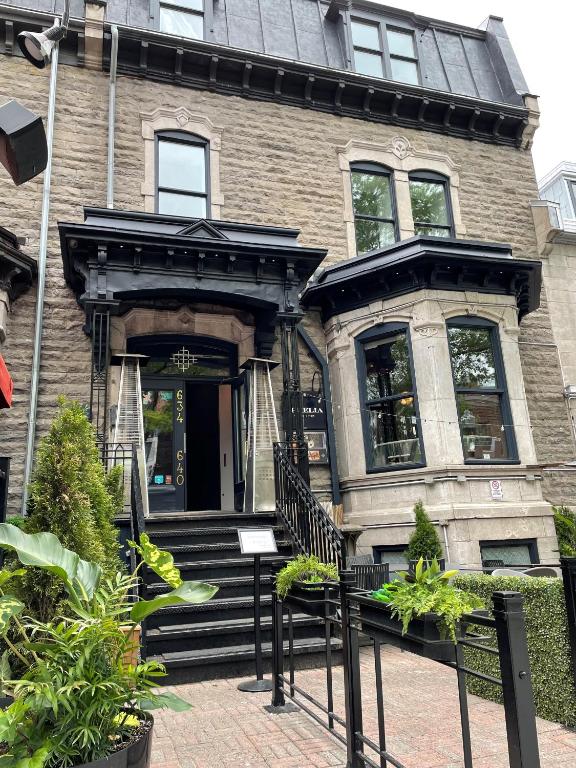 a house with a black bench in front of it at Hôtel Boutique Ophelia - Par Aneyro in Quebec City