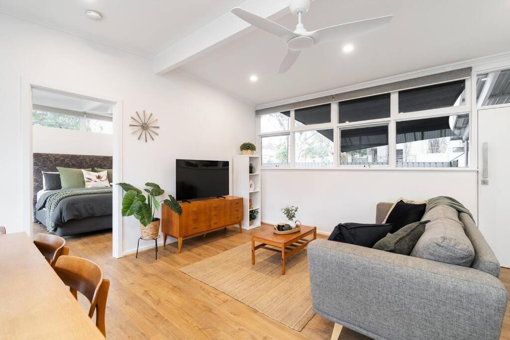sala de estar con sofá y TV en Modern Stylish Self-contained Apartment en Burnside