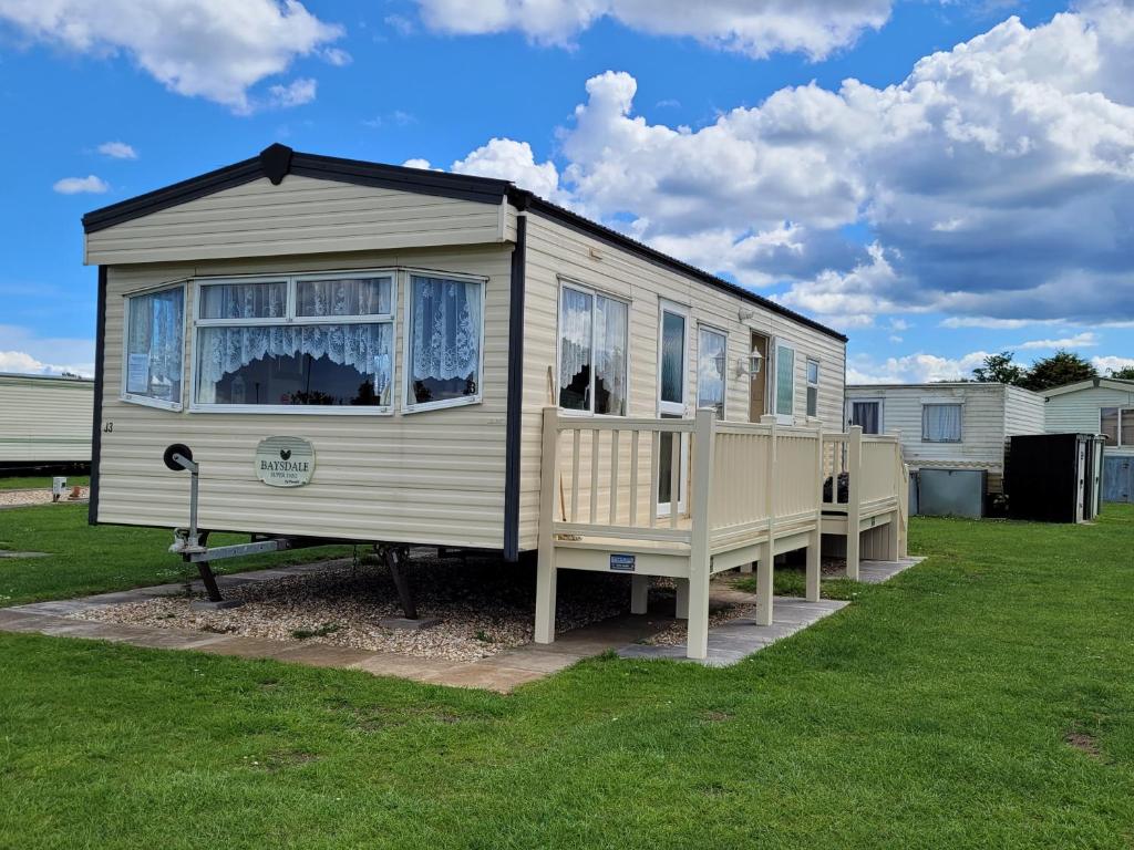 インゴールドメルズにある6 Berth on Millfields (Baysdale Super)の庭の芝生に腰掛けた小屋