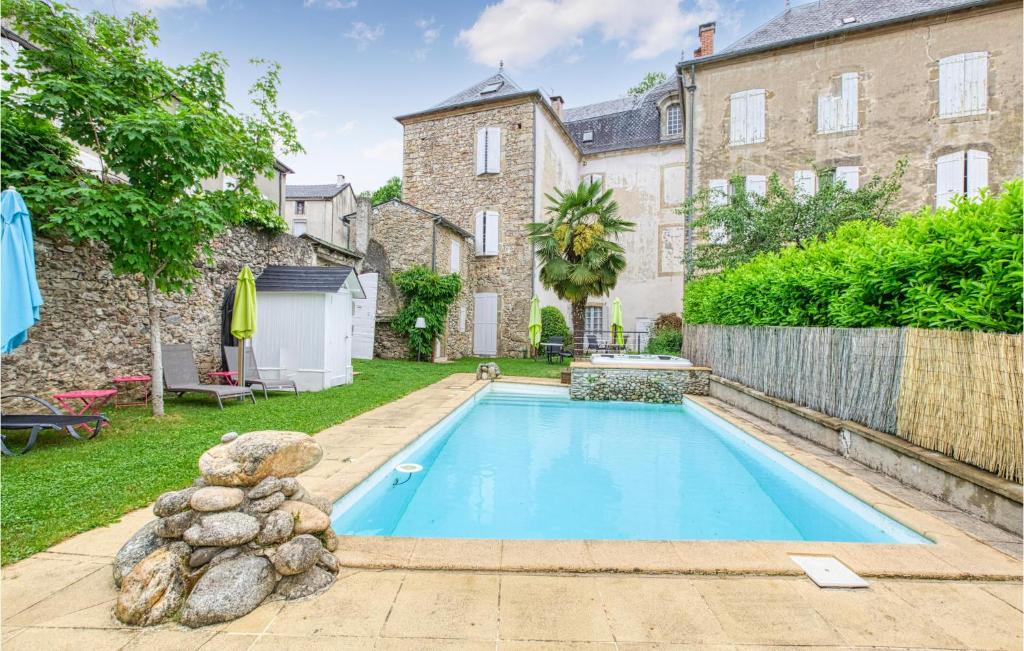 uma piscina no quintal de uma casa em Nice Apartment In Saint Jean Du Bruel With Private Swimming Pool, Can Be Inside Or Outside em Saint-Jean-du-Bruel