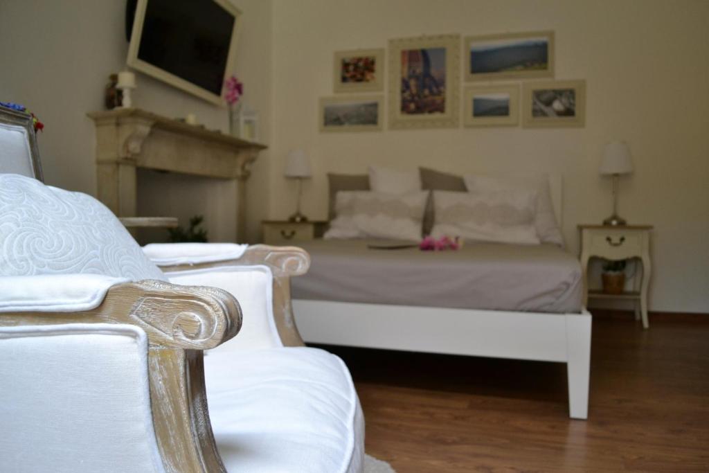 Rúm í herbergi á Pontevecchio Relais