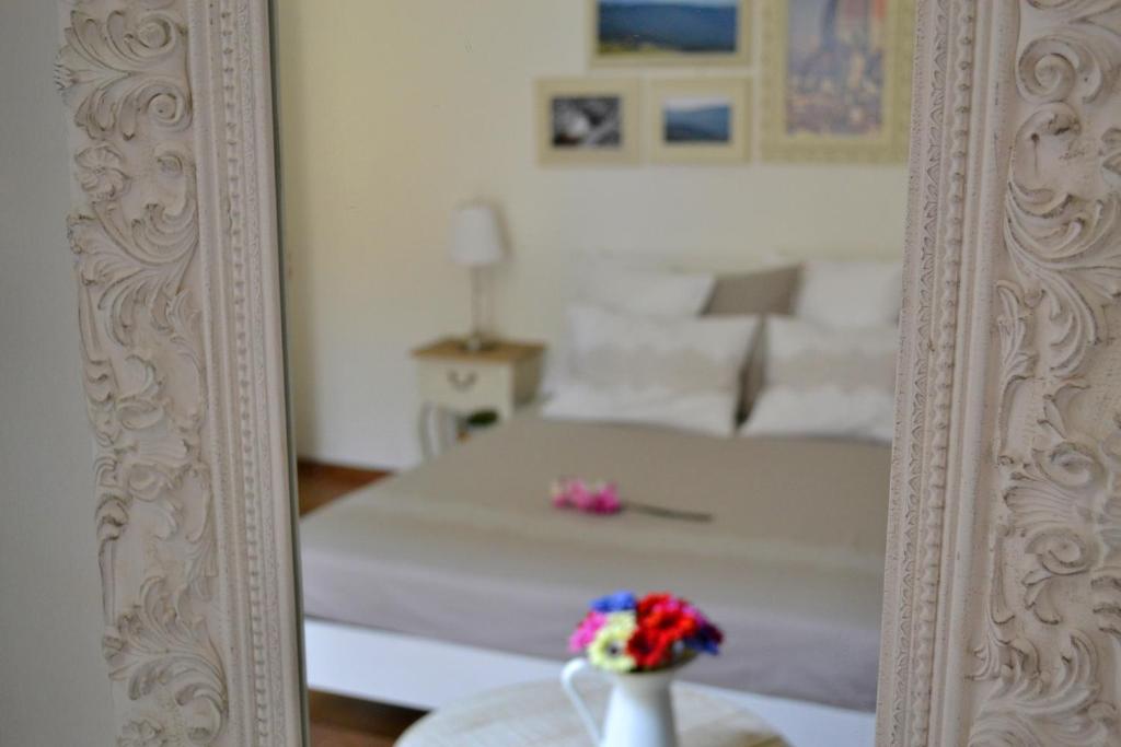 Rúm í herbergi á Pontevecchio Relais