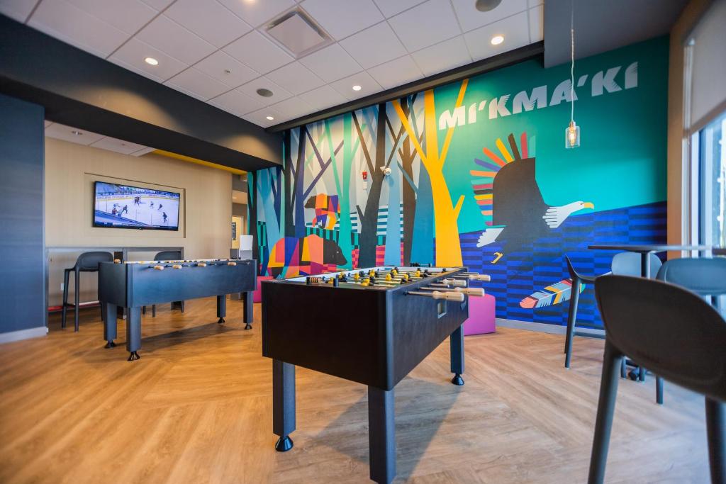 um quarto com uma mesa e uma parede com um mural em Tru By Hilton Yarmouth, Ns em Yarmouth