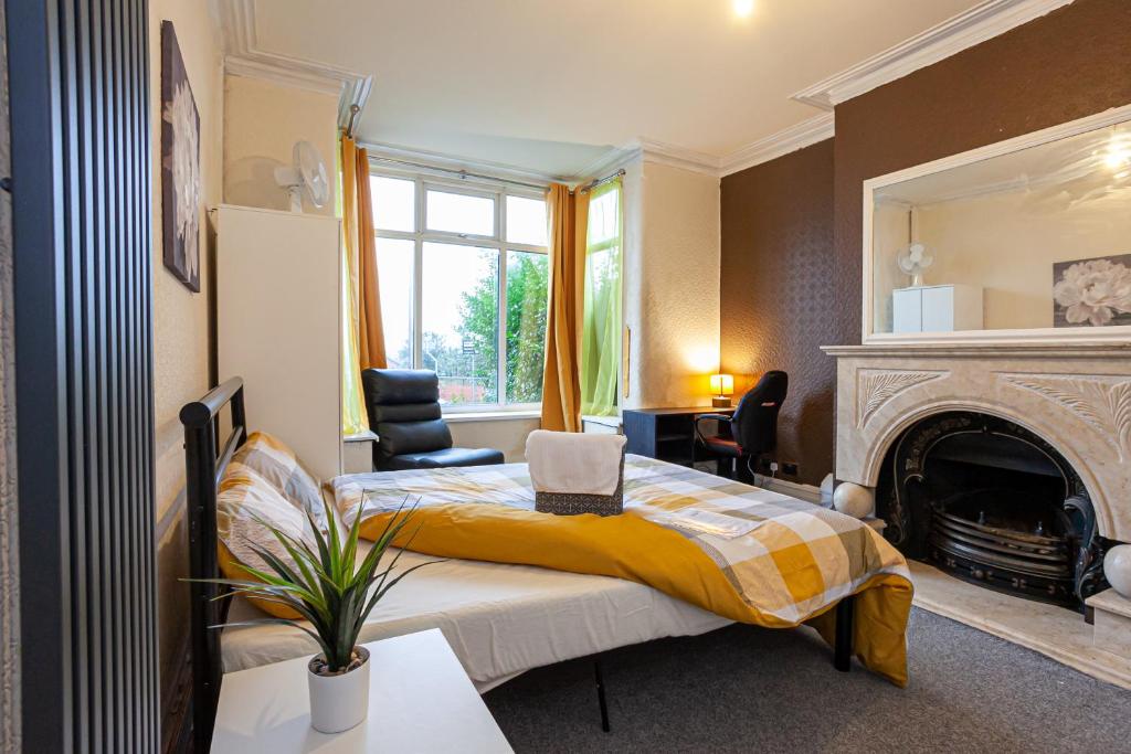 una camera con letto e camino di 6beds 4baths Sleeps 8-Elegance Leisure Stay, Horwich a Horwich