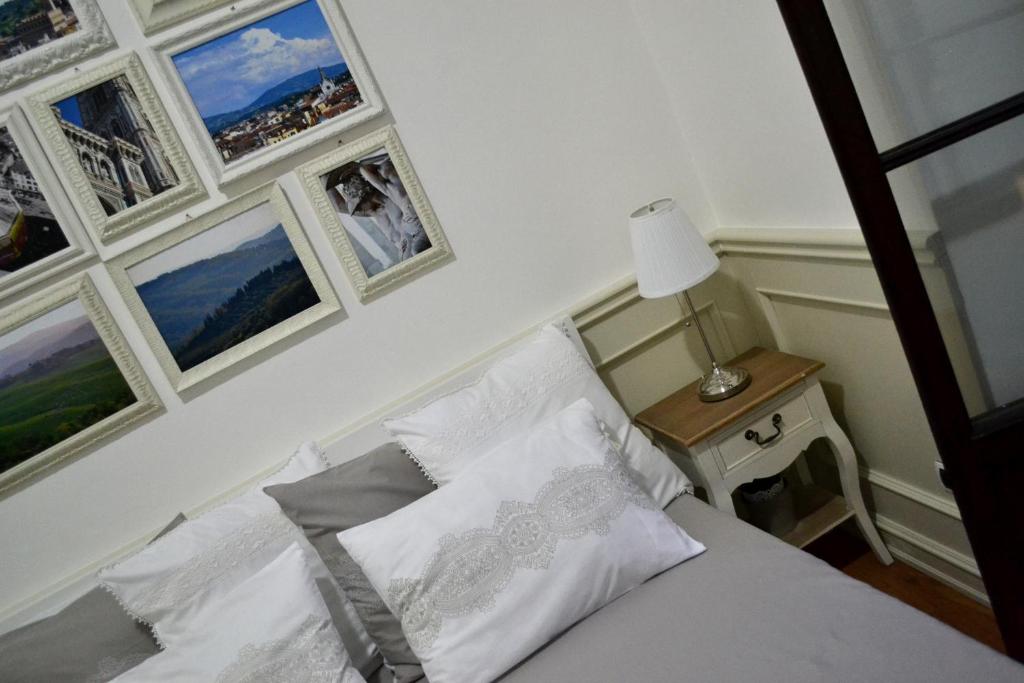 Rúm í herbergi á Pontevecchio Relais
