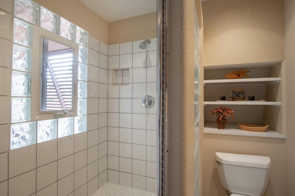 Koupelna v ubytování Beautiful 2 Bedroom Oceanview Condo at Maui Kamaole Located at South End of Kihei Adjacent to Wailea Traditional Hawaiian Style