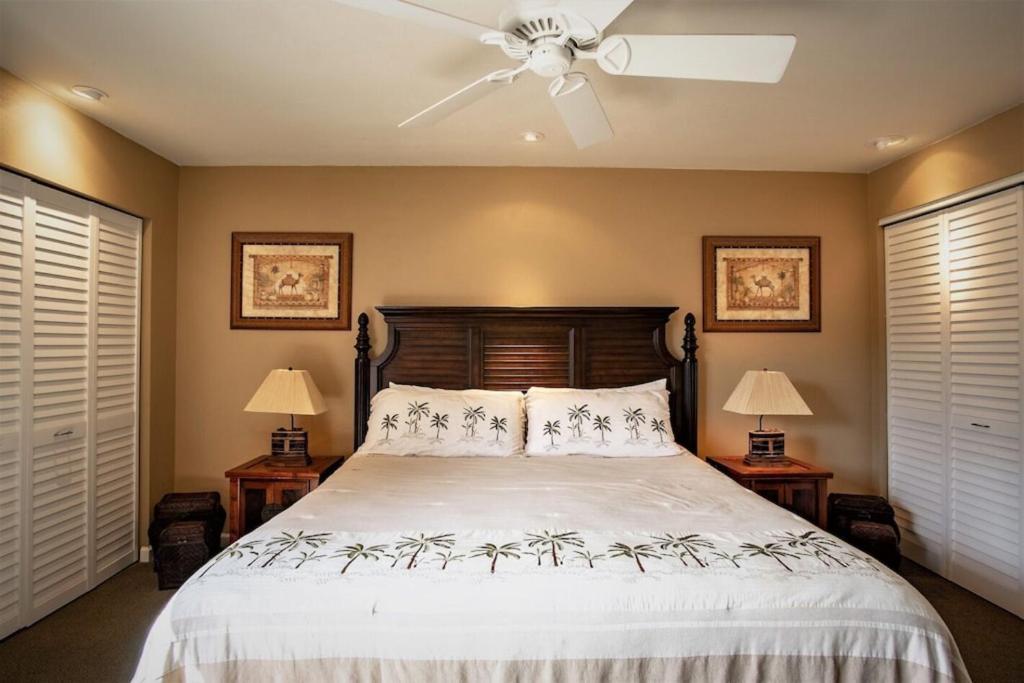 Postel nebo postele na pokoji v ubytování Beautiful 2 Bedroom Oceanview Condo at Maui Kamaole Located at South End of Kihei Adjacent to Wailea Traditional Hawaiian Style