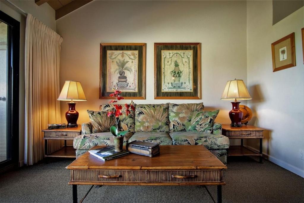 Posezení v ubytování Beautiful 2 Bedroom Oceanview Condo at Maui Kamaole Located at South End of Kihei Adjacent to Wailea Traditional Hawaiian Style