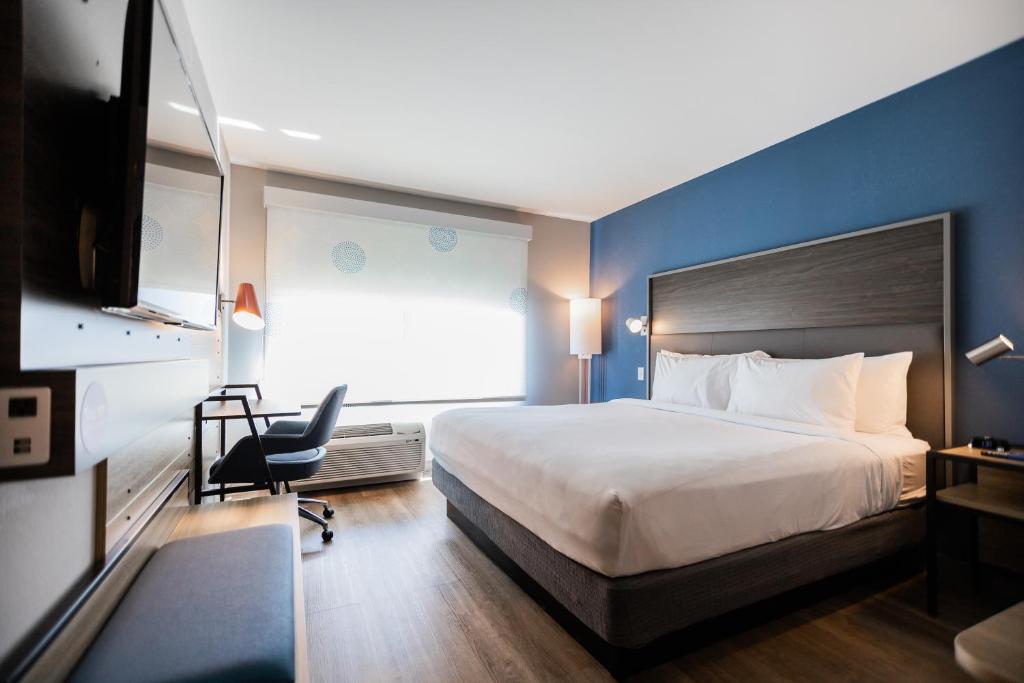 Uma cama ou camas num quarto em Tru By Hilton Yarmouth, Ns
