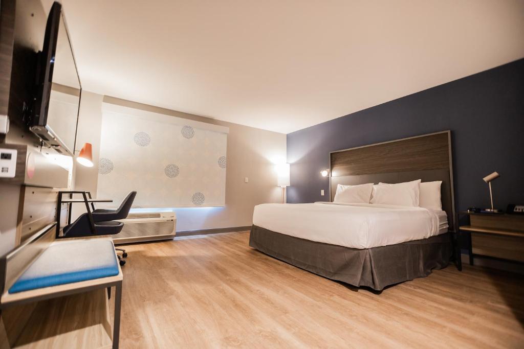 Uma cama ou camas num quarto em Tru By Hilton Yarmouth, Ns