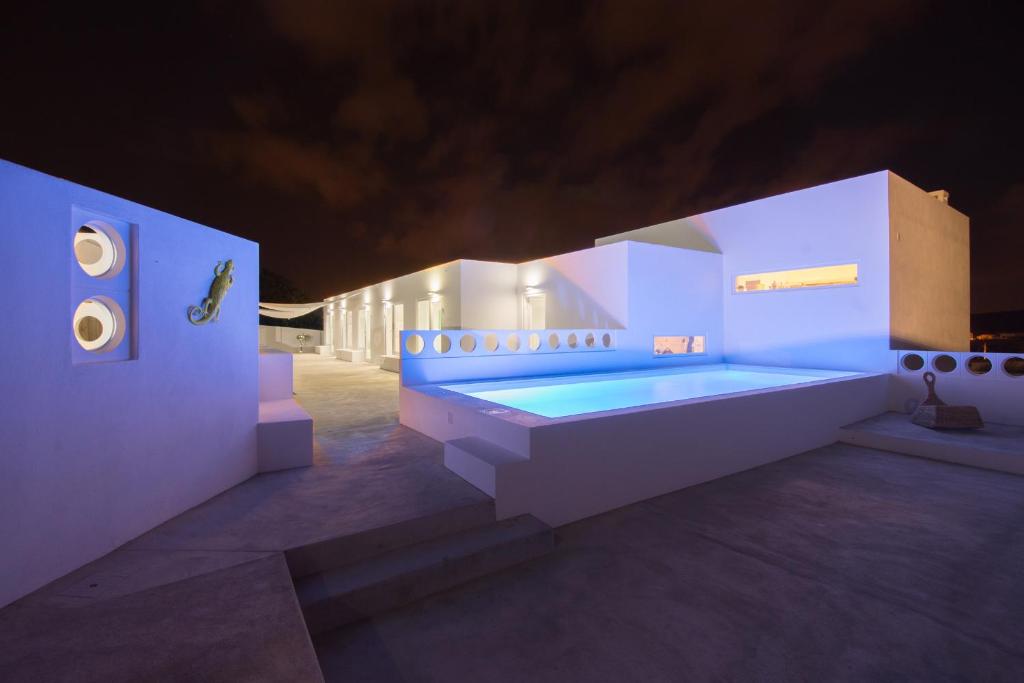 a white house with a bath tub in the night at CASASUPERTUBOS® Villa 9 & Apart 1-8 in Atouguia da Baleia