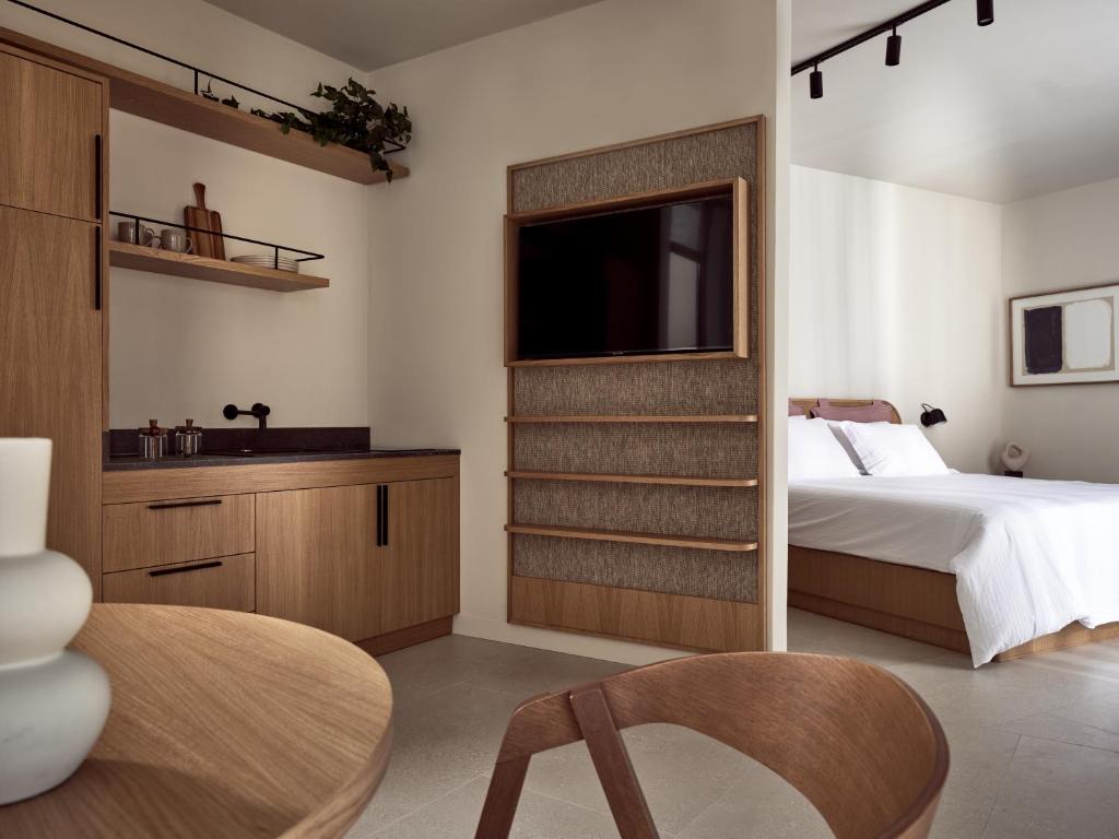 Postel nebo postele na pokoji v ubytování Yoma Cove Suites