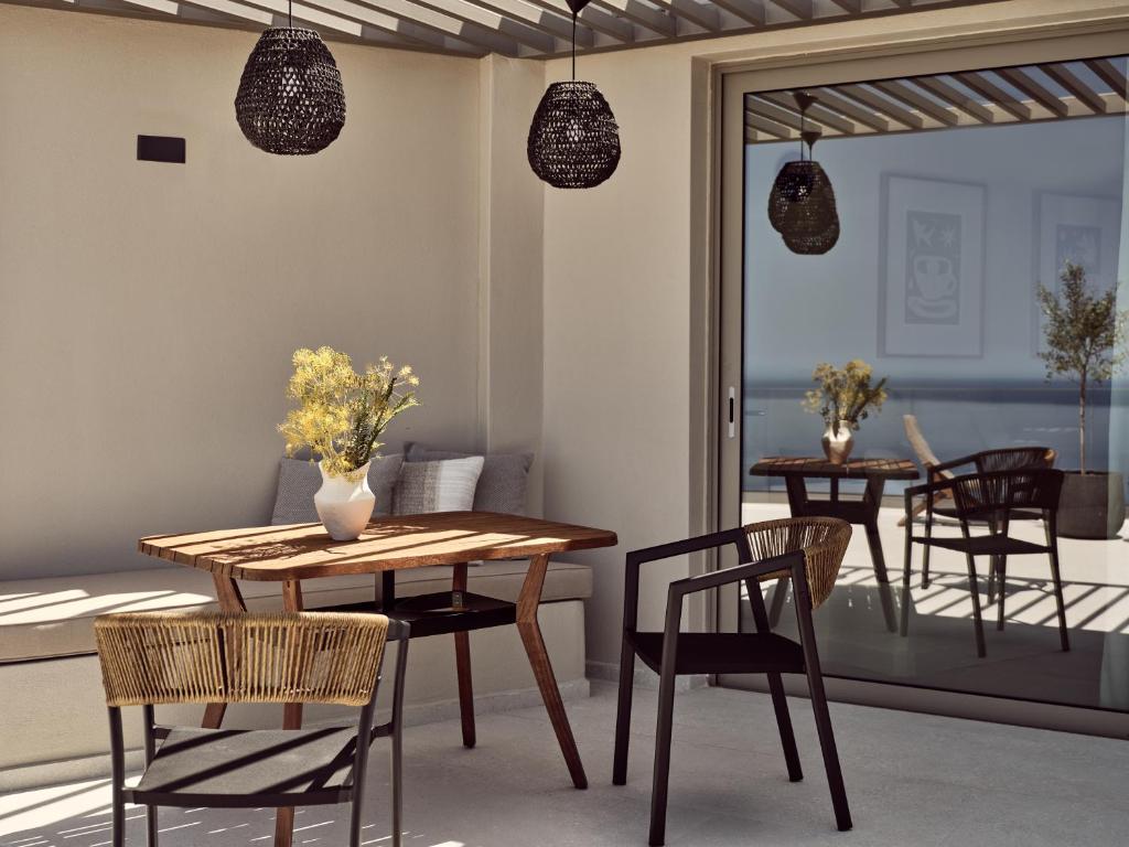 Posezení v ubytování Yoma Cove Suites