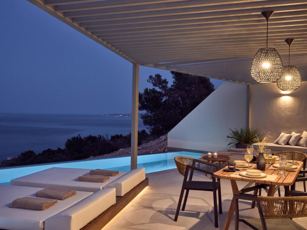 Bazén v ubytování Yoma Cove Suites nebo v jeho okolí