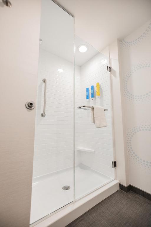 Uma casa de banho em Tru By Hilton Yarmouth, Ns