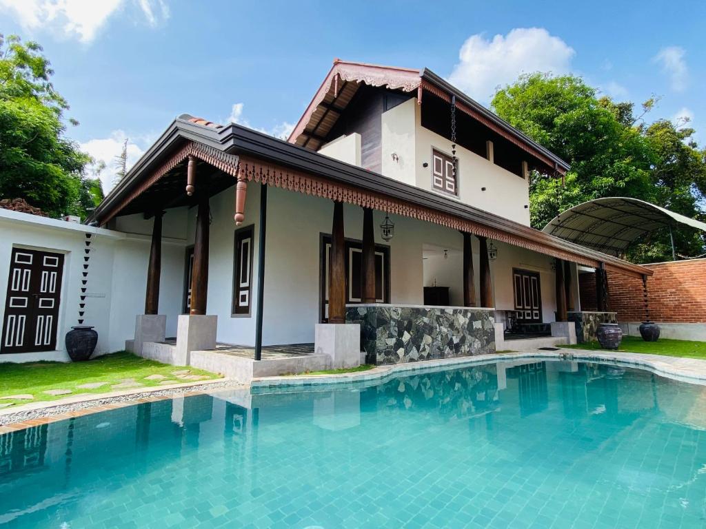 Πισίνα στο ή κοντά στο Thaprobana Villa Tangalle - Private Villa