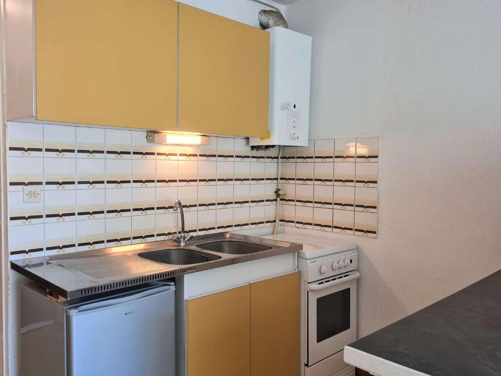 Kuchyňa alebo kuchynka v ubytovaní Studio avec Terrasse, 4 Couchages, Parking Privé - Cap d'Agde - FR-1-249-376