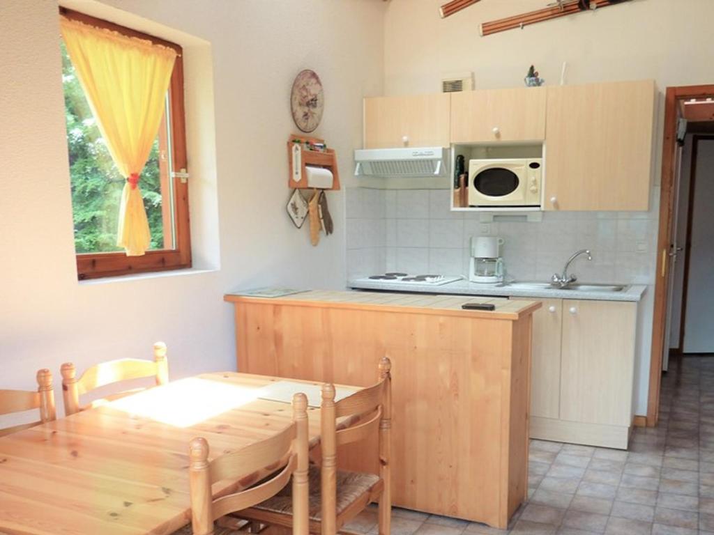 cocina con mesa de madera y mesa y comedor en Appartement Saint-Jean-d'Aulps, 4 pièces, 6 personnes - FR-1-573-99 en Saint-Jean-dʼAulps