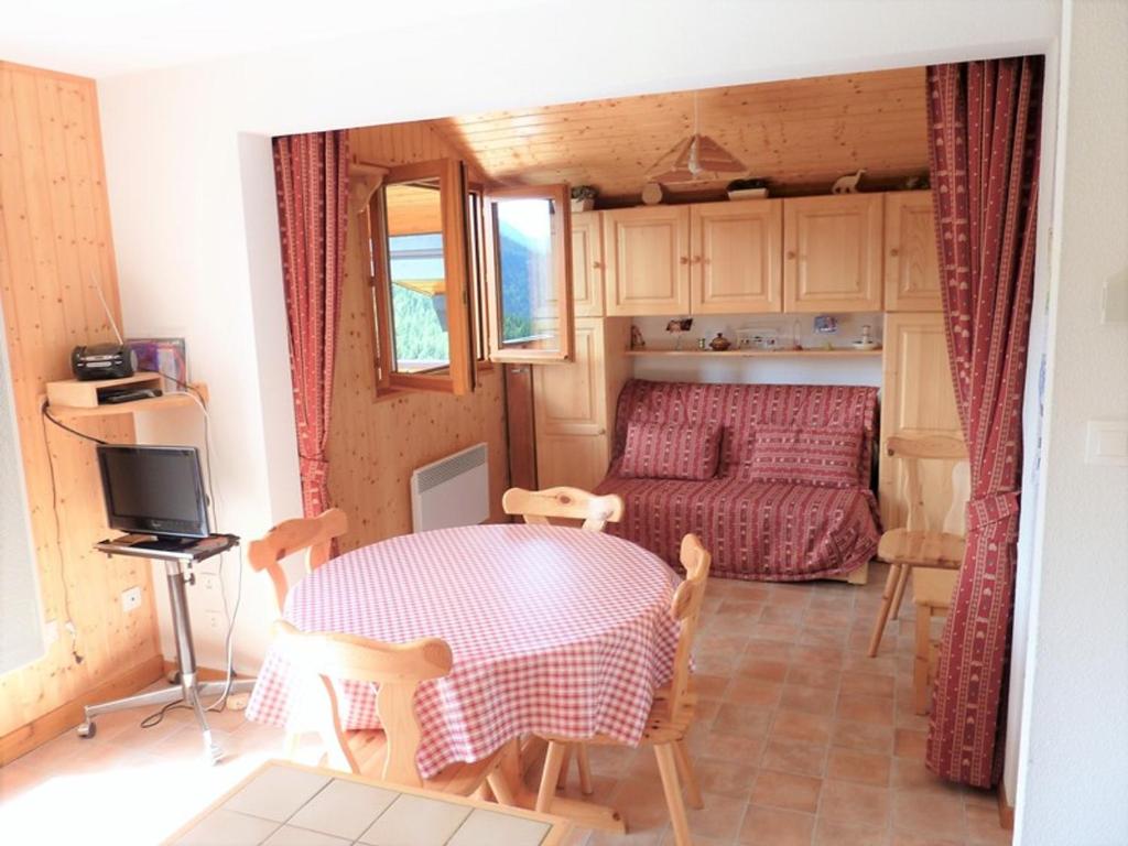 a living room with a table and a couch at Appartement Le Biot, 2 pièces, 6 personnes - FR-1-573-104 in Le Biot