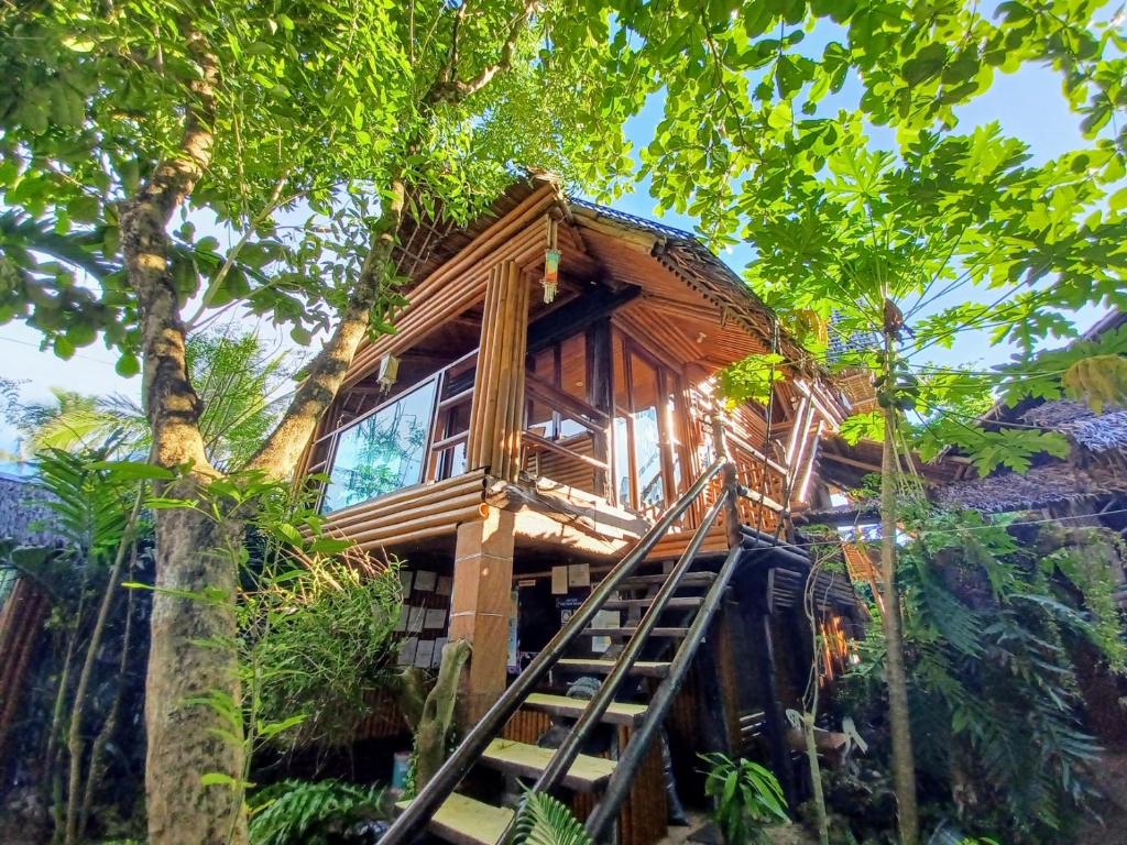 una casa en el árbol en medio de los árboles en Paras Inn Boracay en Boracay