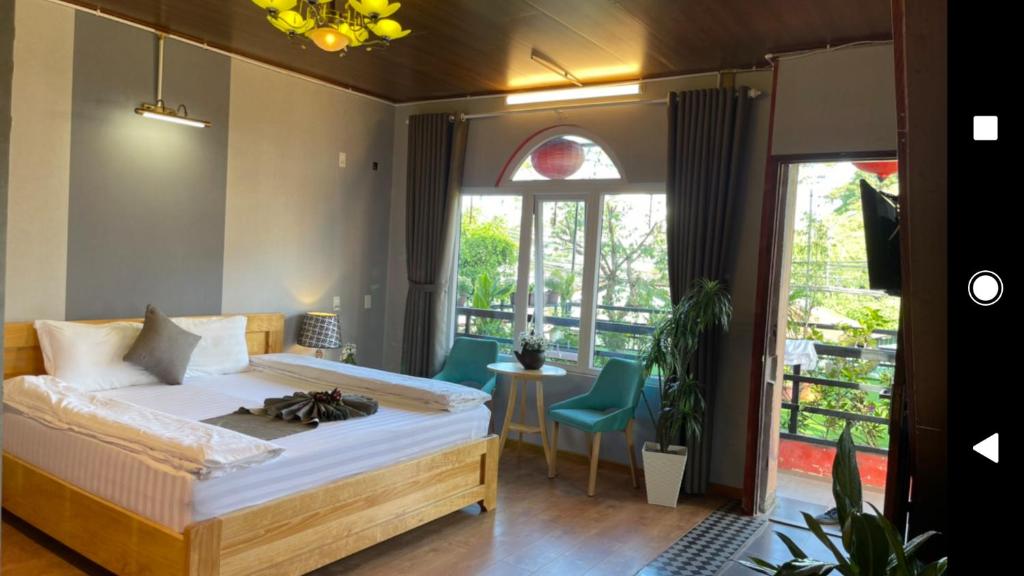 Giường trong phòng chung tại Redhouse Dalat Hotel