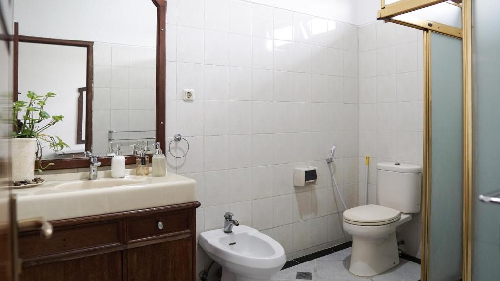 Koupelna v ubytování Ayodya Inn , Yogyakarta Lodging , Digital Nomads , Entrepreneurs Centre , CoWorking Space , CoLiving , Kost Lengkap , Exclusive Boarding House and Student Accommodation in Jogjakarta City Center !