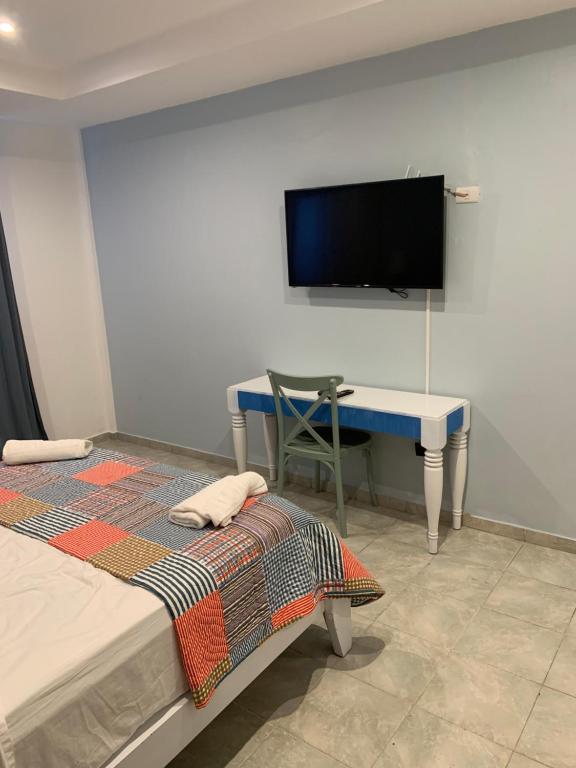 TV a/nebo společenská místnost v ubytování Noé Hotel ,1 Bedroom # 5 near to the beach