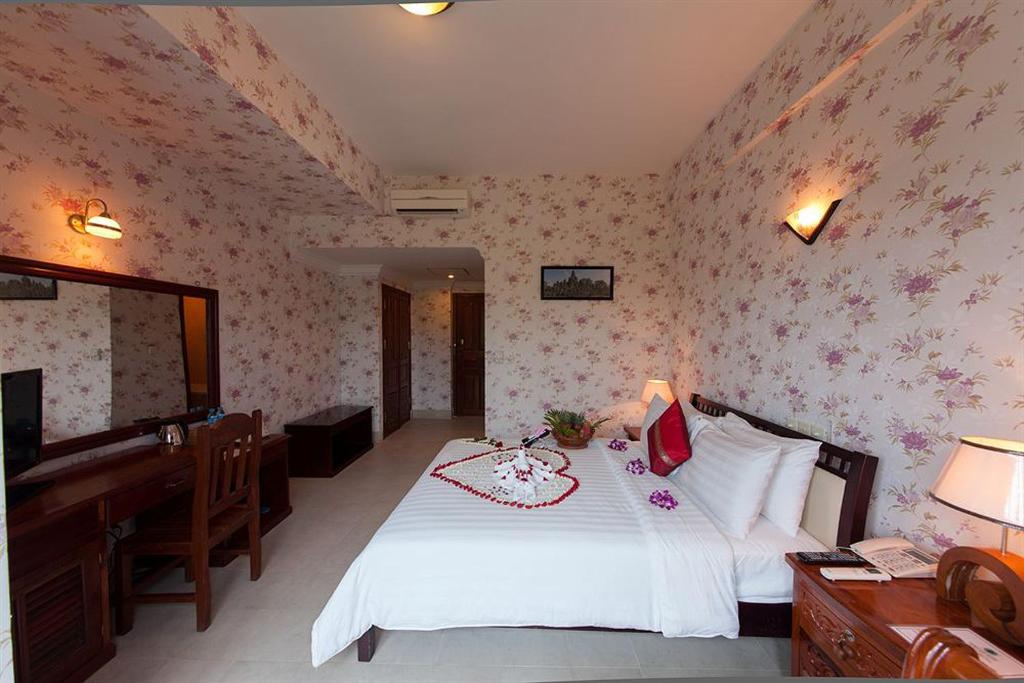 Postel nebo postele na pokoji v ubytování Parklane Hotel