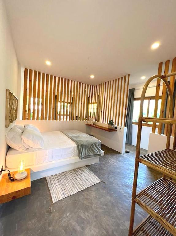 - une chambre avec un lit et un bureau dans l'établissement Koda Boutique Studio Apartments, à General Luna