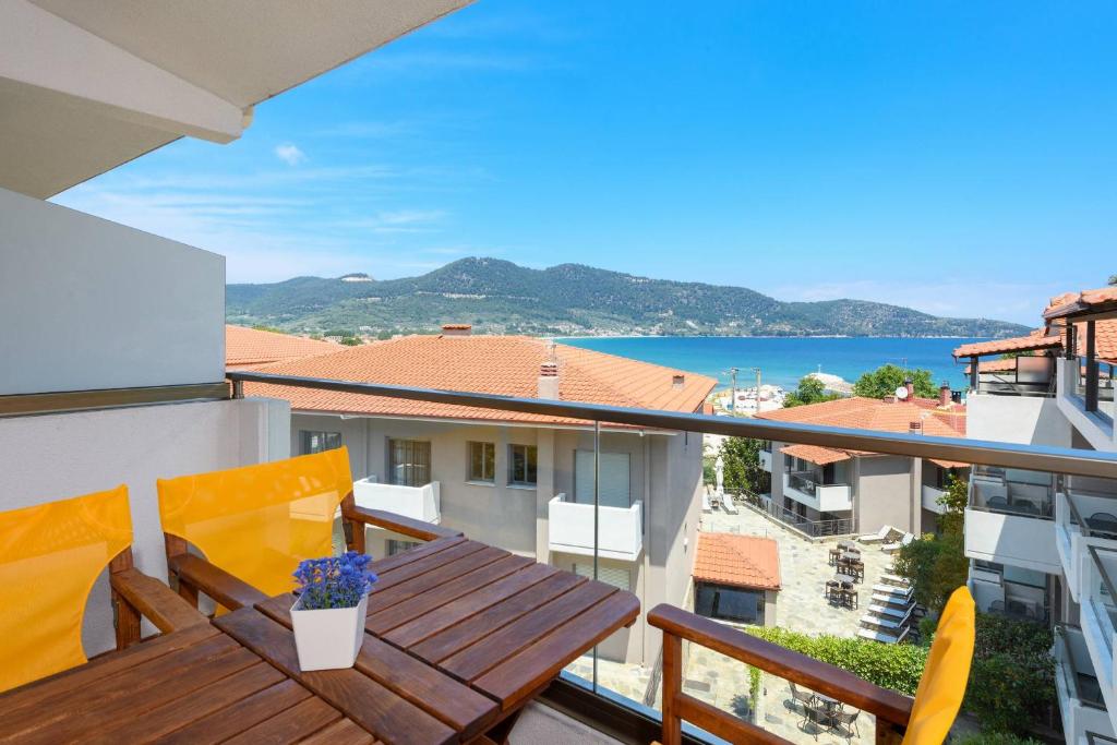 d'un balcon avec une table en bois et une vue sur l'eau. dans l'établissement Zoe's Sea View Apartment, à Skala Potamias